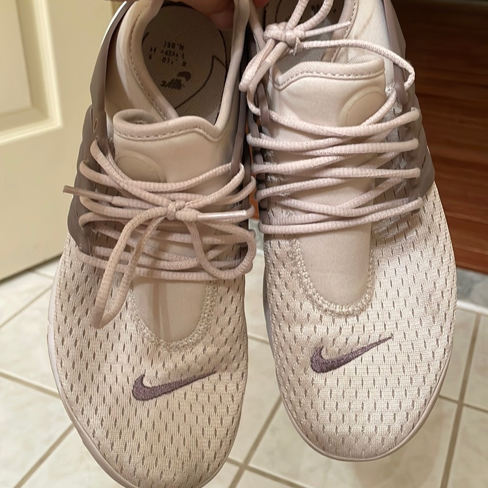 Nike Air beige mesh sneaker
